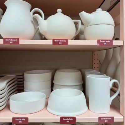 Photo des pièces de céramique avec leur prix